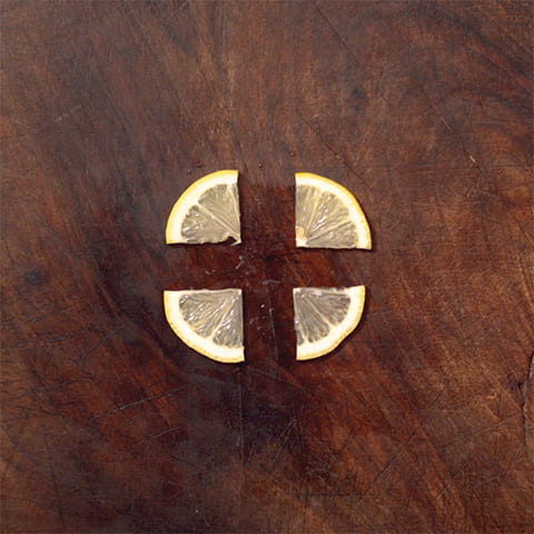 レモンの輪切りは、十字に四等分していちょう切りにする。