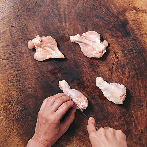 鶏肉は骨に沿って切り込みを入れて開く。