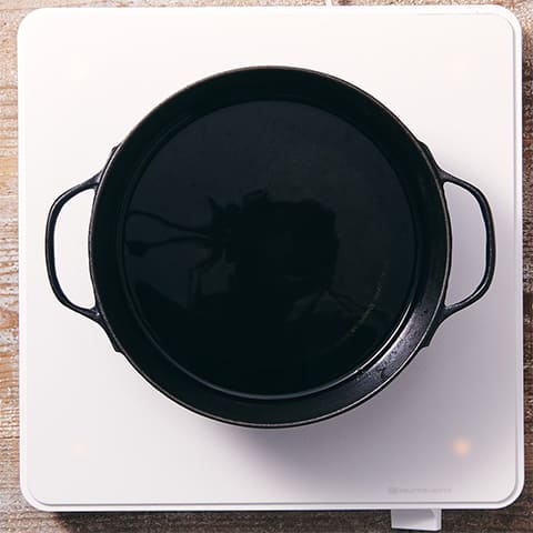 鍋に揚げ油を入れて、中温に熱する。