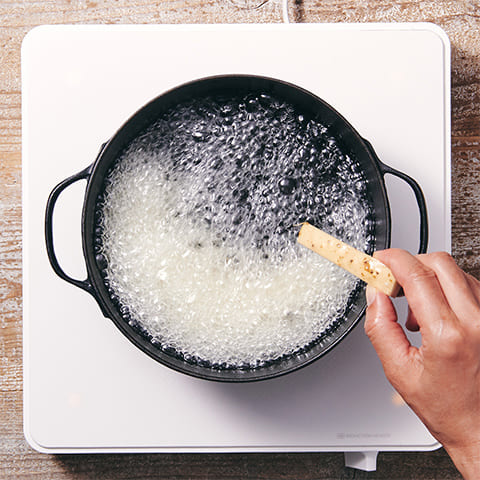 <2>の鍋に<1>をそっと入れ、ときどき上下を返しながら揚げ色がつくまで揚げる。