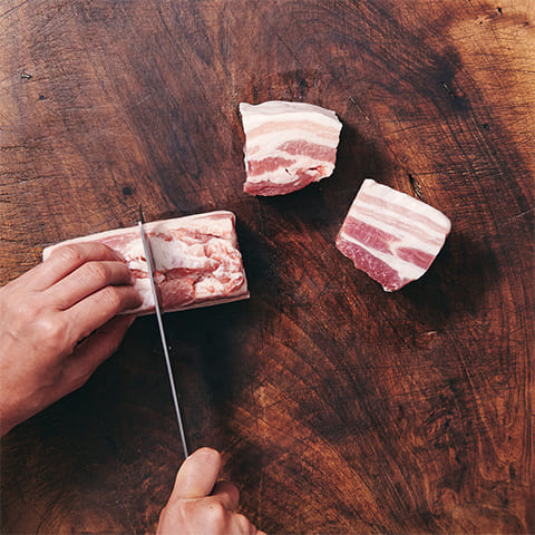 豚肉は大きめに切り分ける。