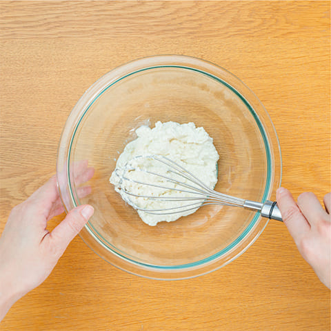 木綿豆腐は泡だて器で滑らかに混ぜる。【A】とかつお節を加えてさらに混ぜる。