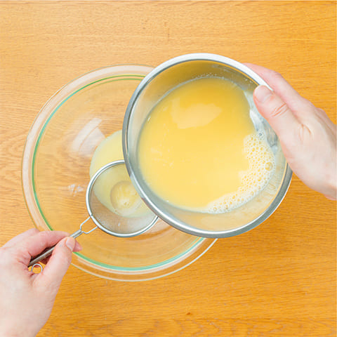 ボウルに卵を溶き、【A】を加えて混ぜ、茶こしで濾す。