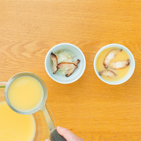 茶碗に帆立貝柱としいたけを2等分に分け、<2>を注いでさっと混ぜる。