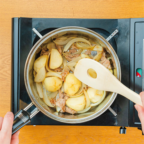 フライパンにオリーブ油を熱し、豚肉、玉ねぎ、じゃが芋を炒める。焼き色がつく程度に炒めたら、出汁を加える。