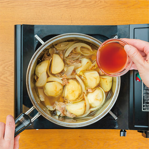 沸騰したらアクをとり、【A】を加えて蓋をして、じゃが芋が柔らかくなるまで8～10分程煮る。