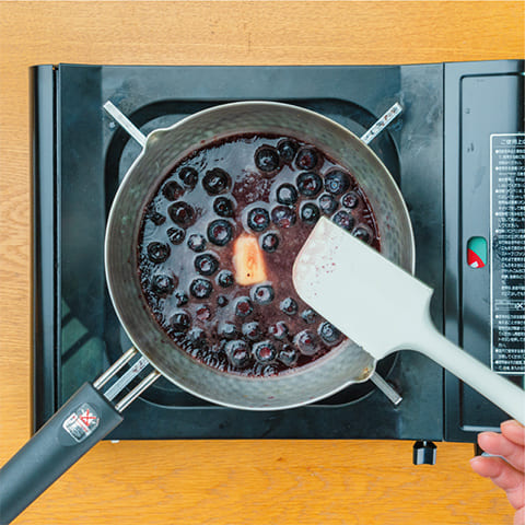 小鍋に【A】を入れ熱し、汁気が半量になるまで煮詰める。