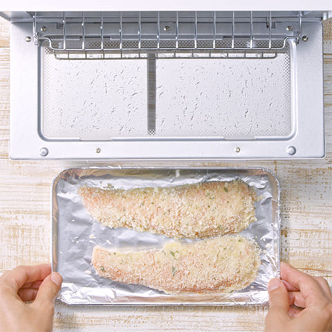 オーブントースターの天板にアルミホイルを敷き、10分ほど焼く（途中でパン粉に焼き色がついたら、アルミホイルをかぶせる）。