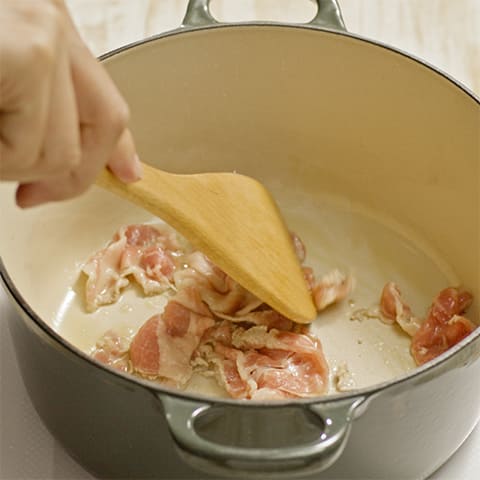 鍋にごま油を入れ熱し、豚肉を中火で炒める。