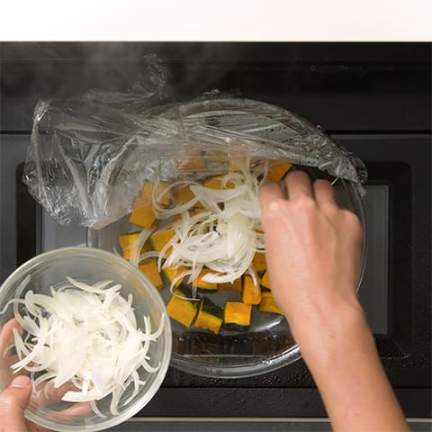かぼちゃをさっと水にくぐらせて、耐熱皿に広げる。ふんわりラップをかけて、電子レンジ600Wで4～5分加熱する。玉ねぎをのせて3分蒸らす。