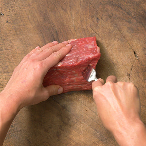 牛肉にフォークで数カ所穴を開けて、塩、粗挽き黒胡椒をすり込む。にんにくはすりおろし、赤ワイン以外の【A】は合わせておく。