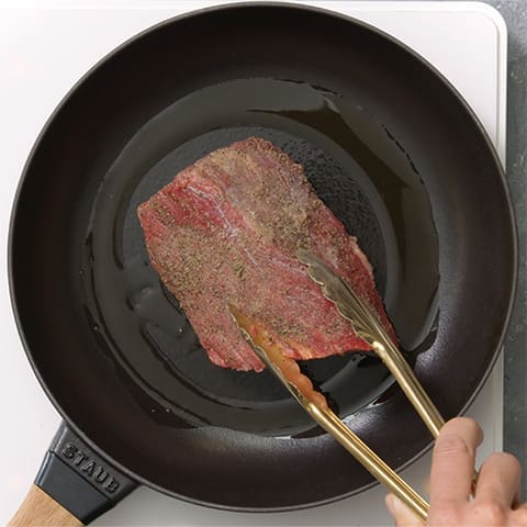 フライパンにオリーブ油を熱し、強火で牛肉を全面焼き付ける。