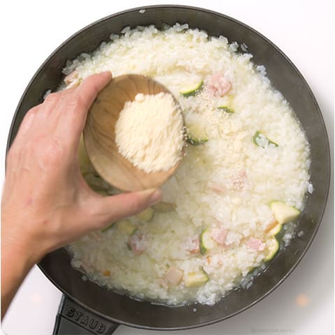 ご飯と【A】を加えて、スープが1/3になるまで5分程煮たら、粉チーズを加えて混ぜる。