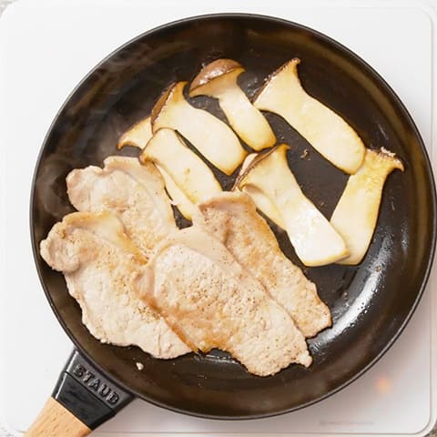 フライパンにごま油を熱し、豚肉とエリンギを炒める。焼き色がついたら【A】を加えて、絡めながら炒め合わせる。