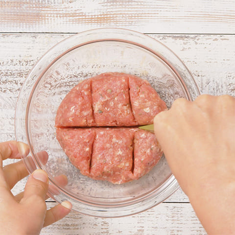 ボウルに豚ひき肉、【A】を入れて粘りがでるまでよく混ぜ、6等分する。