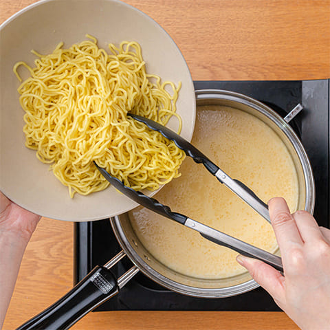 ひと煮立ちしたら<1>の中華麺を加えて温める。器に盛り、ゆで卵、水菜をのせて、すりごま、こしょうをかける。