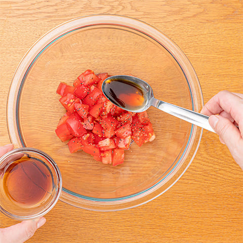 トマトは1cm角に切ってボウルに入れ、【B】を混ぜ合わせる。