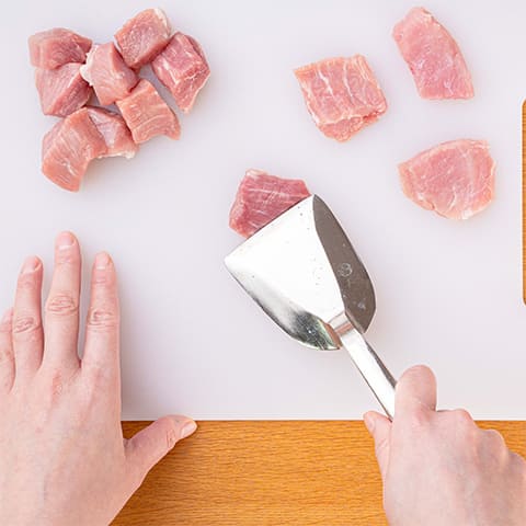 豚肉は一口大に切り、肉たたきなどで軽くたたいて、こしょうをふる。
