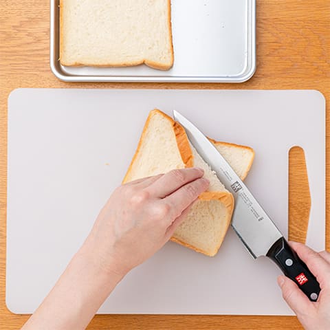 食パンは厚さ半分の位置に水平に切り込みを入れる。