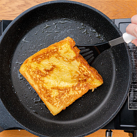 フライパンにオリーブ油の半量を熱し、<3>を1枚入れて焼く。底面に焼き色がついたら返し、ふたをして弱火で3分蒸し焼きにする。同様にもう一枚焼く。