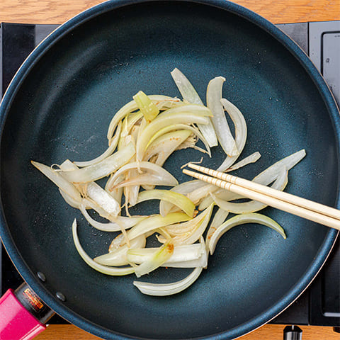 フライパンにごま油を熱し、玉ねぎとしょうがを炒める。