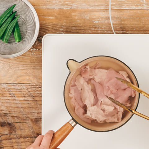 鍋に湯を沸かし、オクラと豚肉をゆで、お湯は捨てずにザルに上げる。