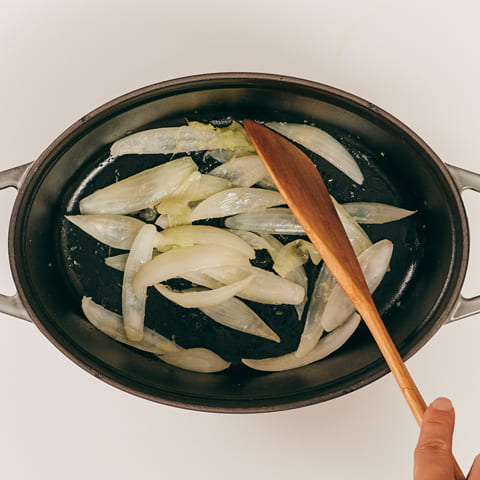 鍋にサラダ油を熱し、しょうが、にんにくを炒め、香りが出てきたら玉ねぎを入れ、透き通るくらいになるまで炒める。