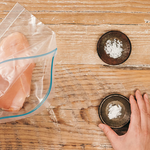 鶏肉、塩、砂糖を保存袋に合わせてもみ込み、冷蔵庫で半日おく。